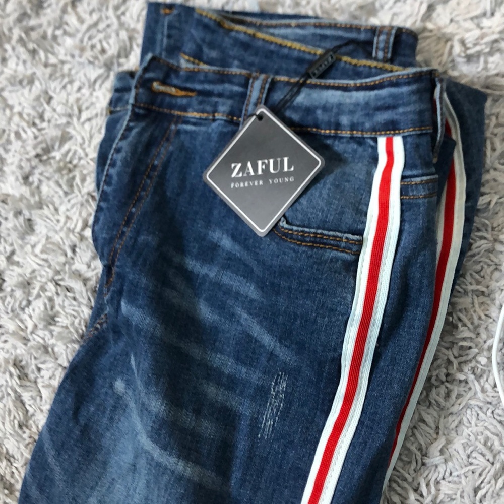 Jeans with right and red stripes on sides